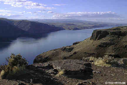 All images Copyright &copy; 1997 - 2000 WriteLine. All Rights Reserved. River and deep gorge